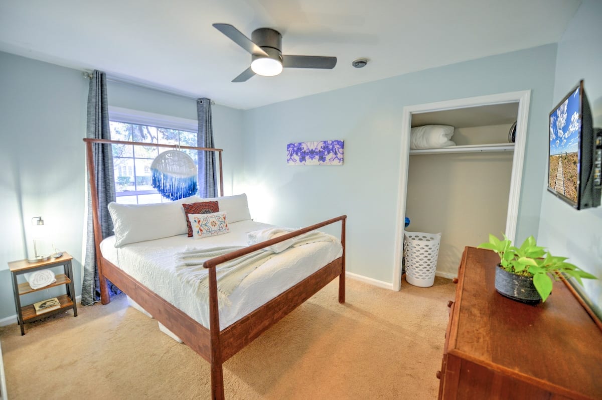 Bedroom furnished with a large bed